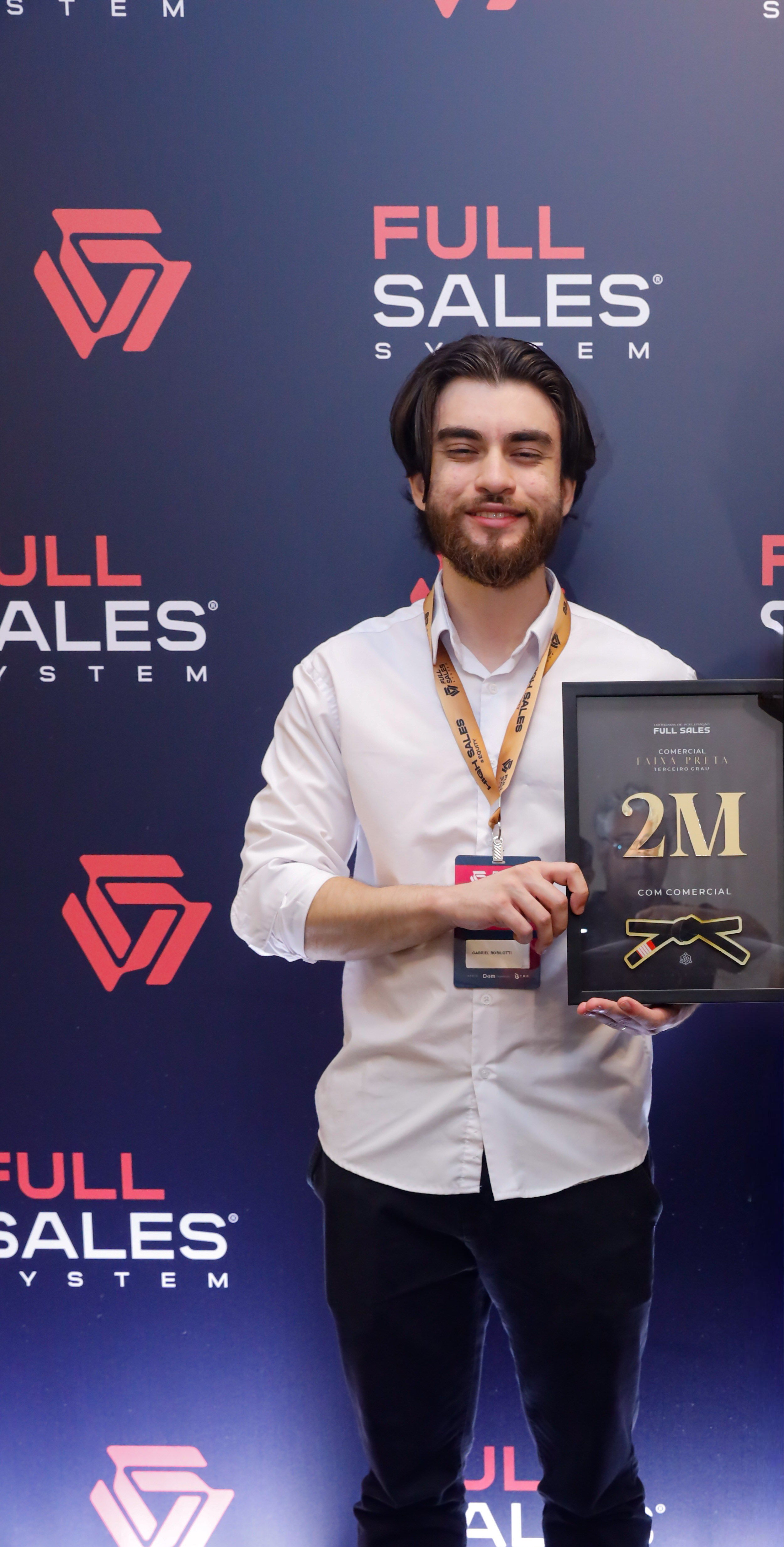 Gabriel Robilotti com placa de 2M